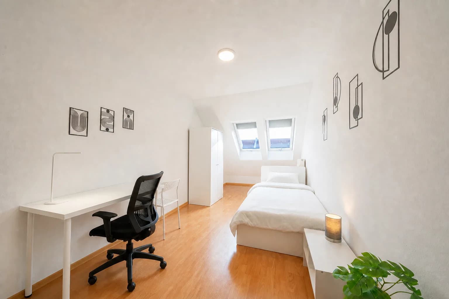 Zimmer 1 mit Einzelbett an den Dachfenstern, Arbeitsplatz und Kleiderschrank