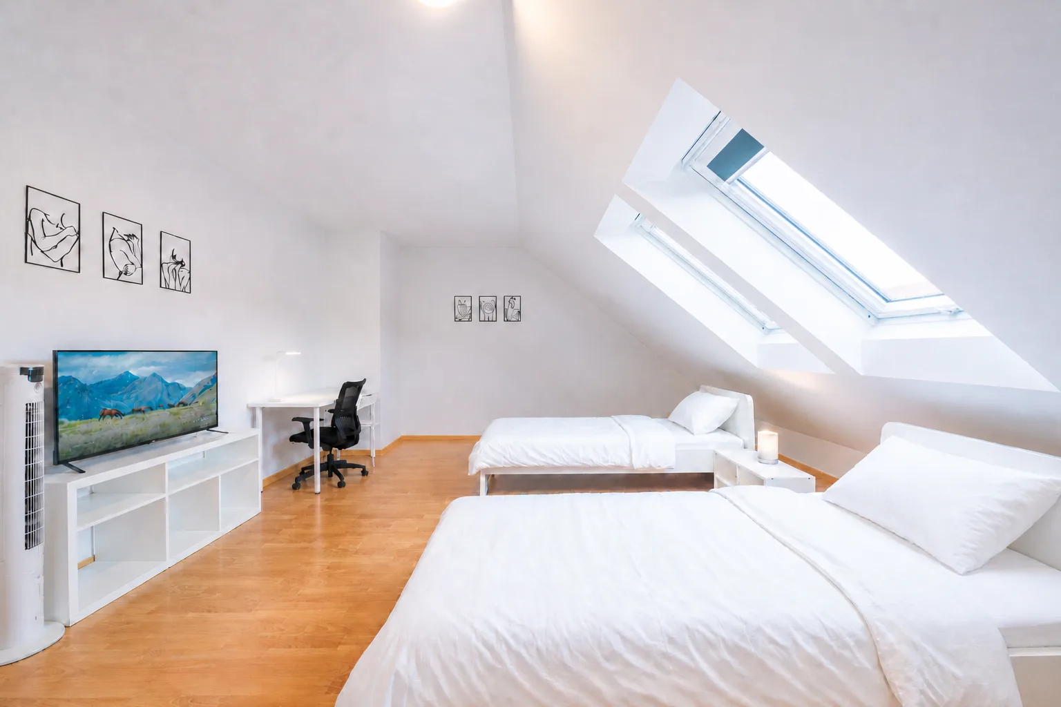 Zimmer 2 mit zwei Einzelbetten, Arbeitsplatz, Fernseher und zwei Dachfenstern