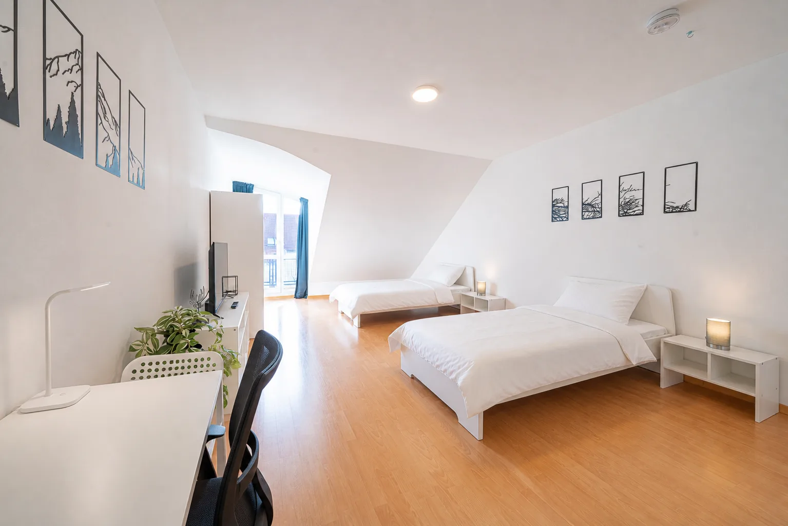 Zimmer 3 mit zwei Einzelbetten, Arbeitsplatz, Fernseher und Zugang zum Balkon
